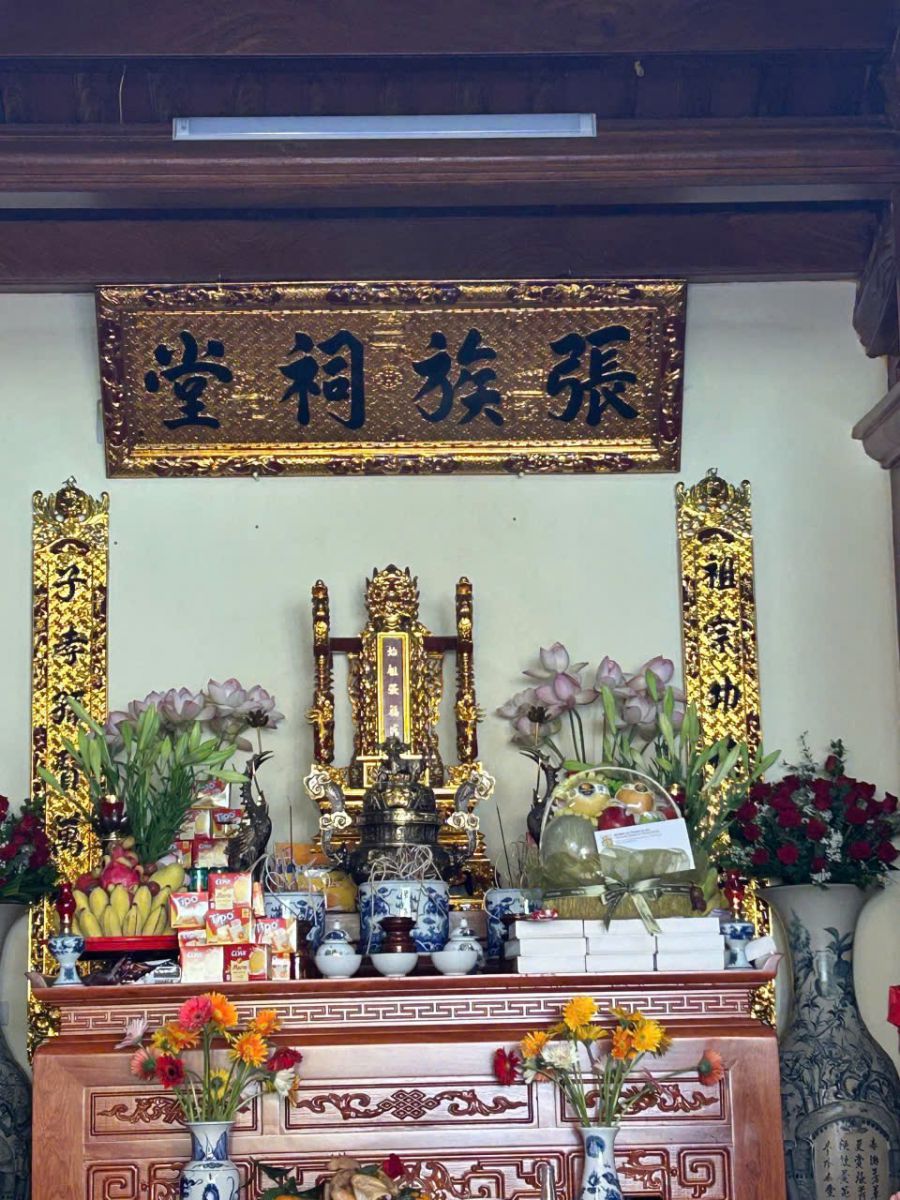 Đại biểu dâng hương