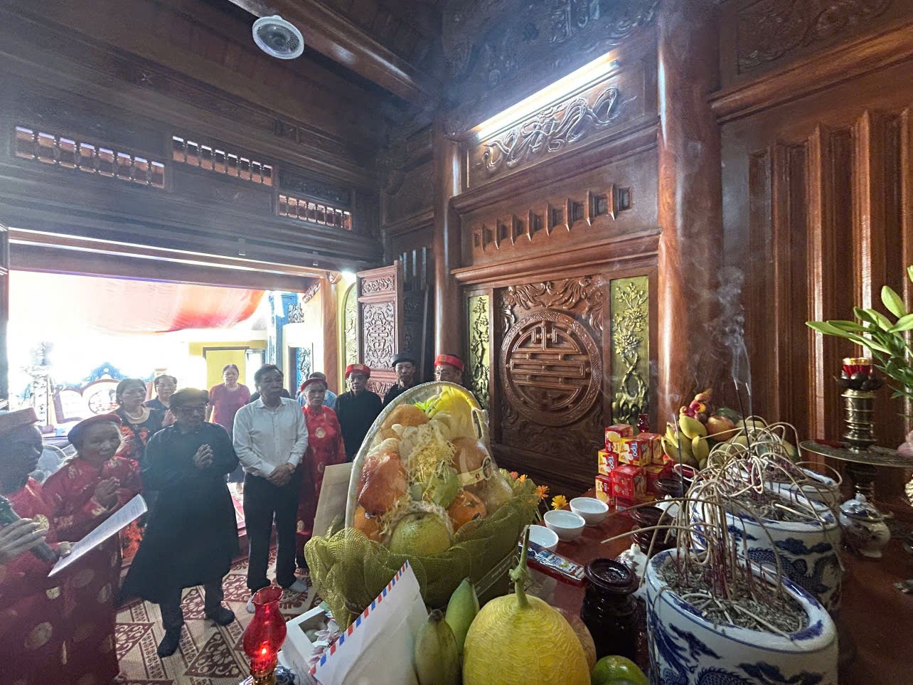 Nội thất thờ tự bên trong