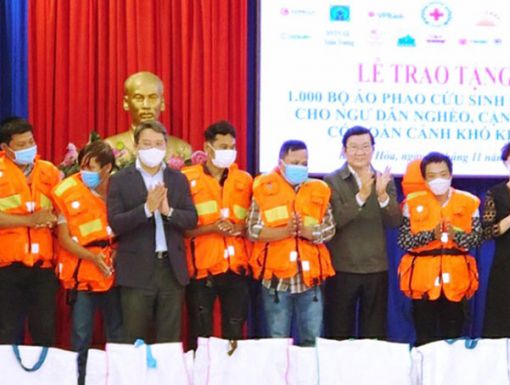 Nguyên Chủ tịch nước Trương Tấn Sang: Trao tặng áo phao hỗ trợ ngư dân
