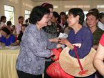 Nguyên PCT nước Trương Mỹ Hoa thăm, tặng quà cho bà con xã Thạnh Phú Đông và Hưng Lễ